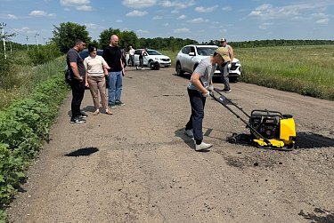 В Прудах благоустроили детскую площадку и установили освещение